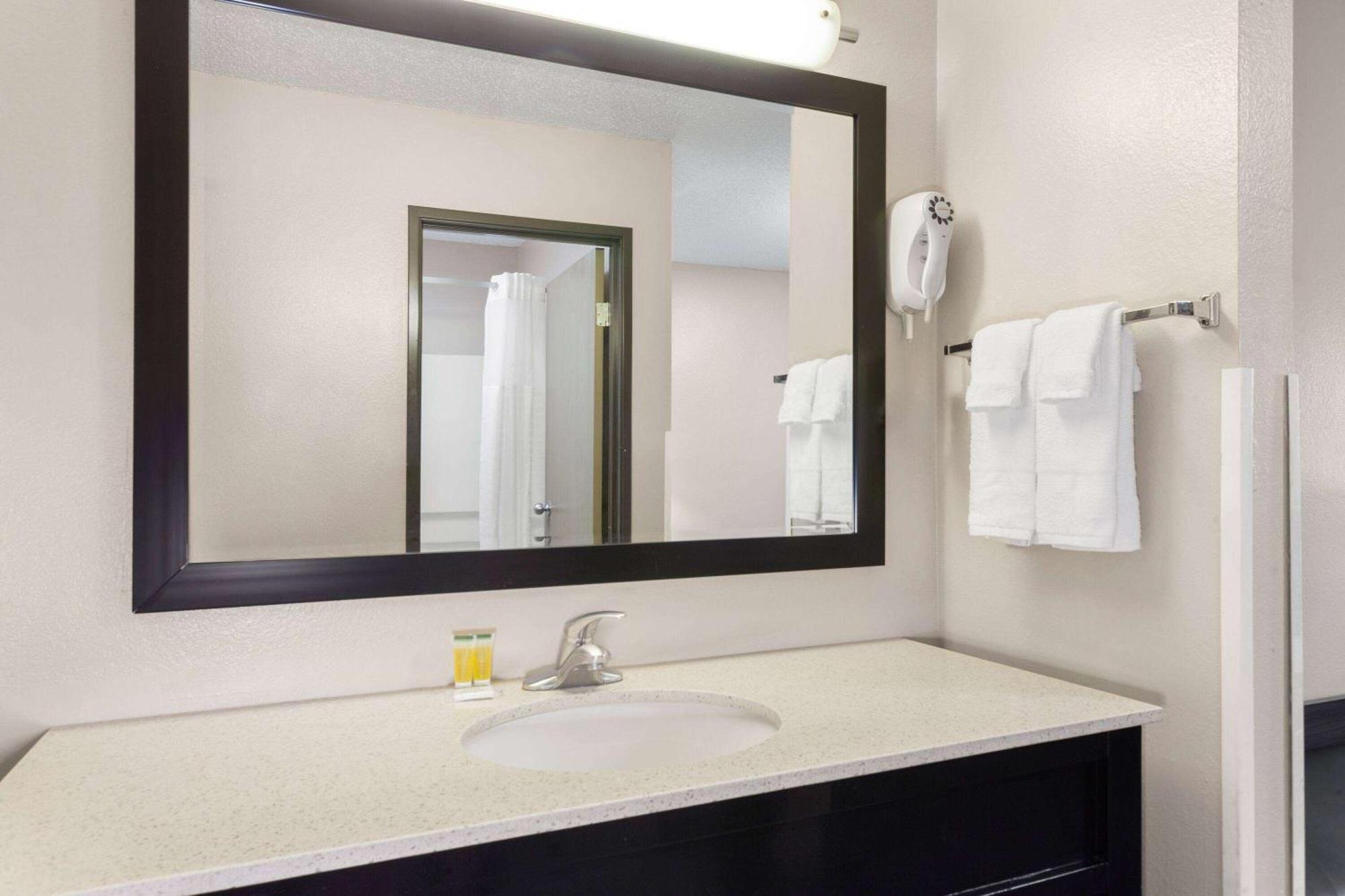 Super 8 By Wyndham Mt. Vernon 2*