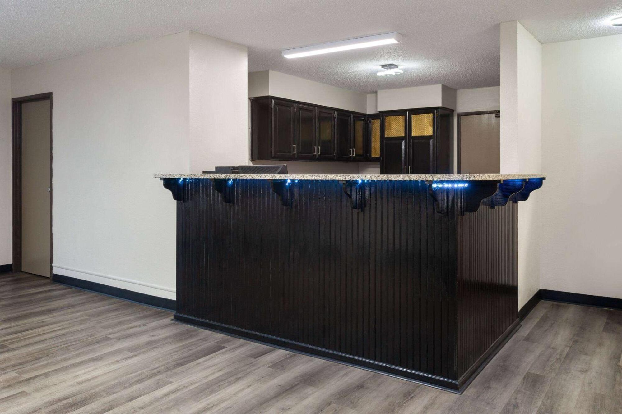 Super 8 By Wyndham Mt. Vernon Hotel 2*
